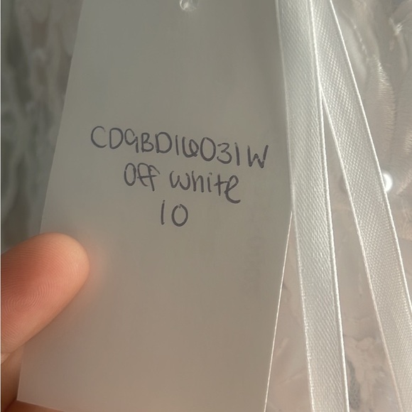 Brand new wedding dress - Picture 4 of 12